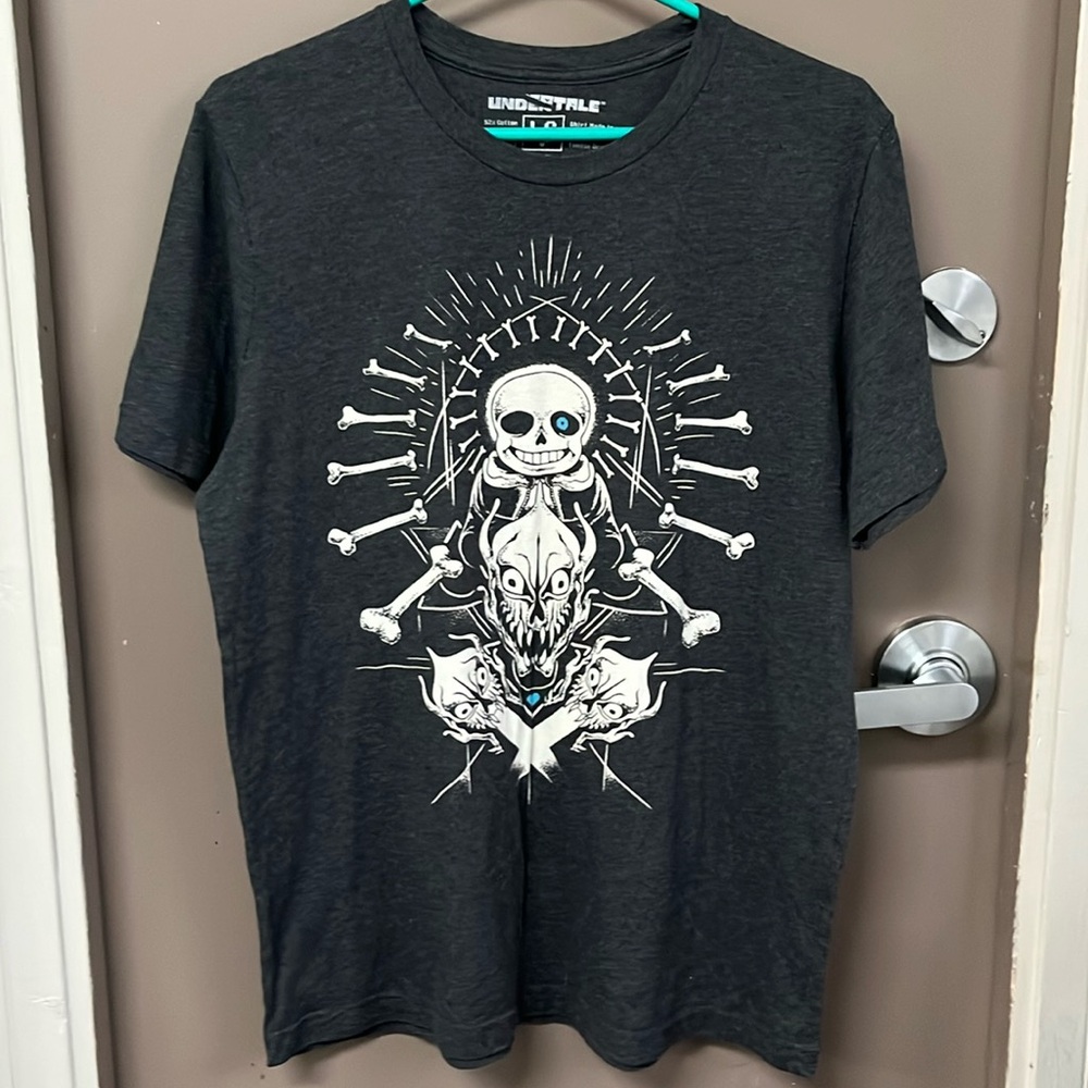 UNDERTALE MENS SHORT SLEEVE TSHIRT NEVER WORN.SIZE LARGE (
Snug large )